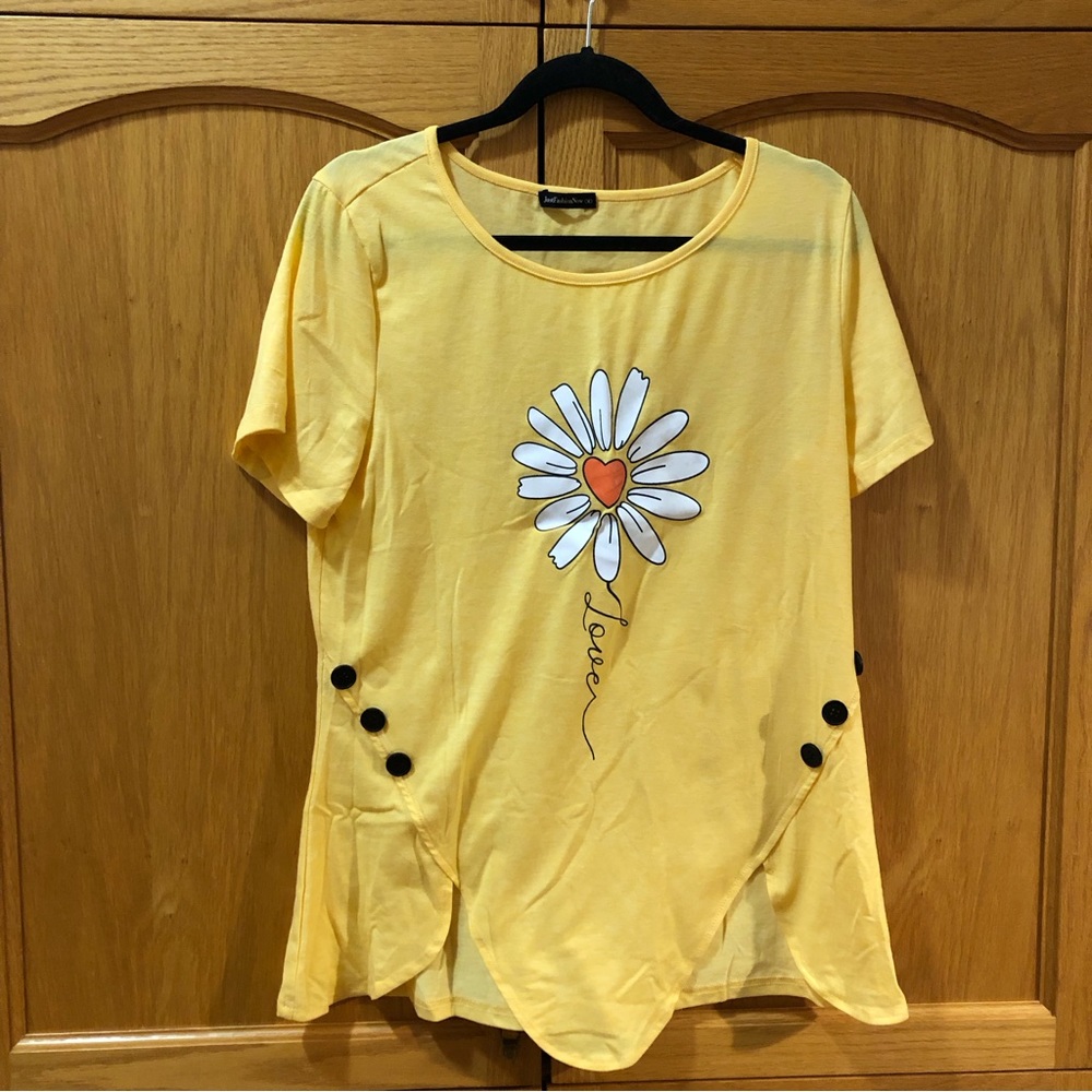 Yellow tunic with daisy